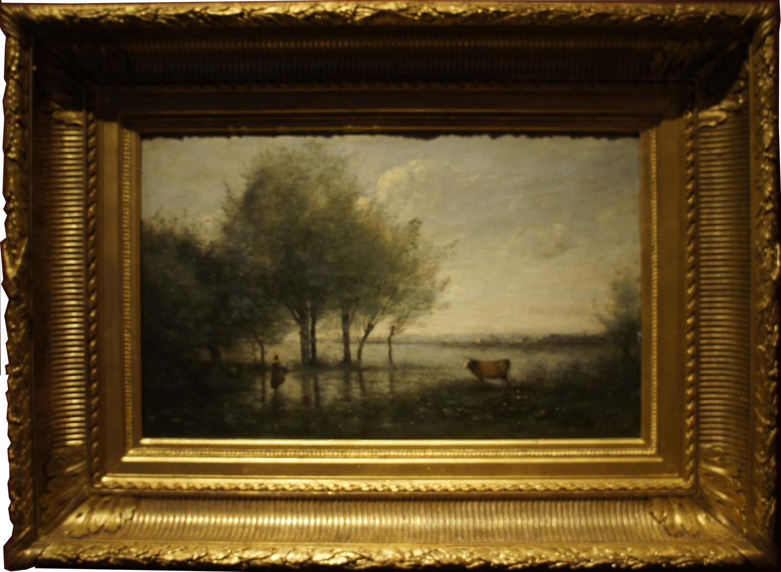 Young Italian man sitting ou Laliseuse sur la rive boisée.