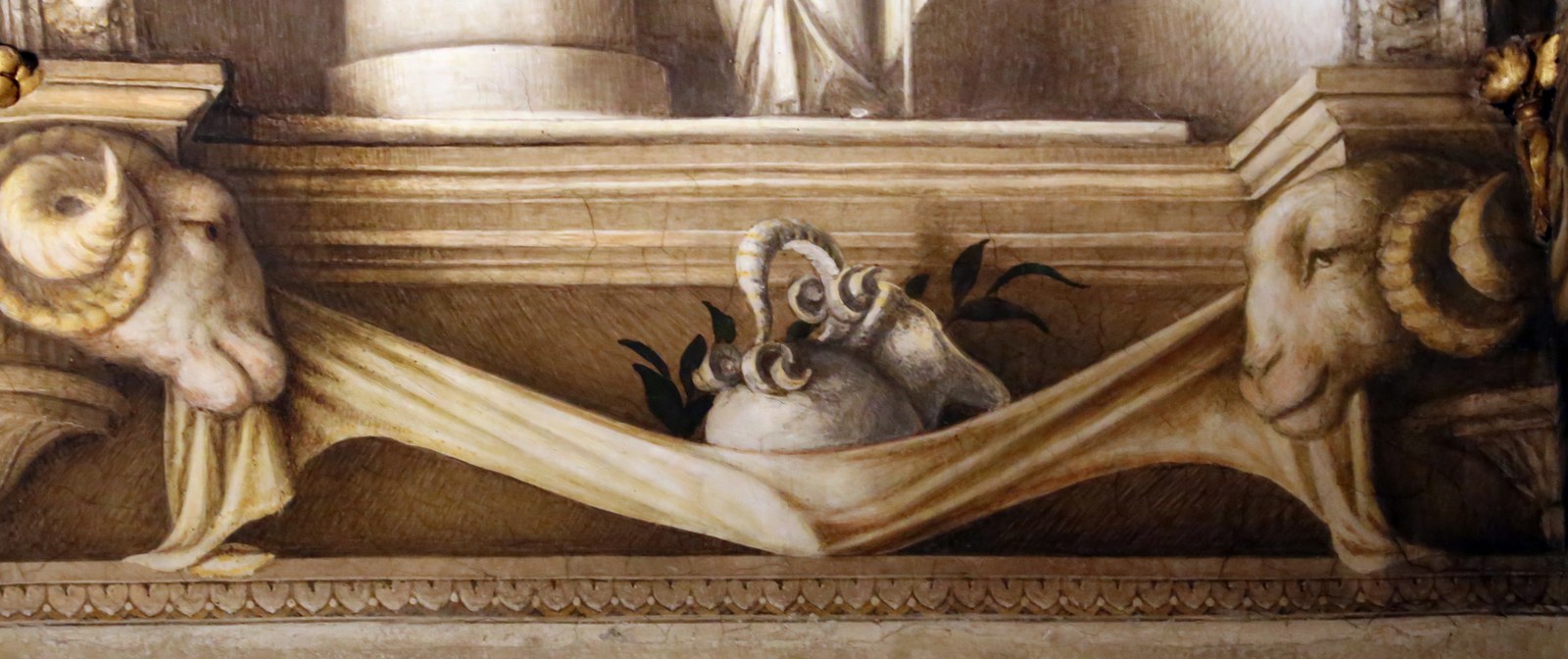 Correggio, camera di san paolo, 1518-19, fregio con teste d'ariete, teli, stoviglie e suppellettili, 05