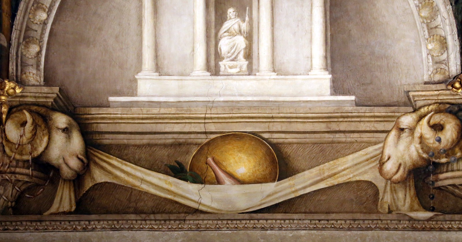 Correggio, camera di san paolo, 1518-19, fregio con teste d'ariete, teli, stoviglie e suppellettili, 04