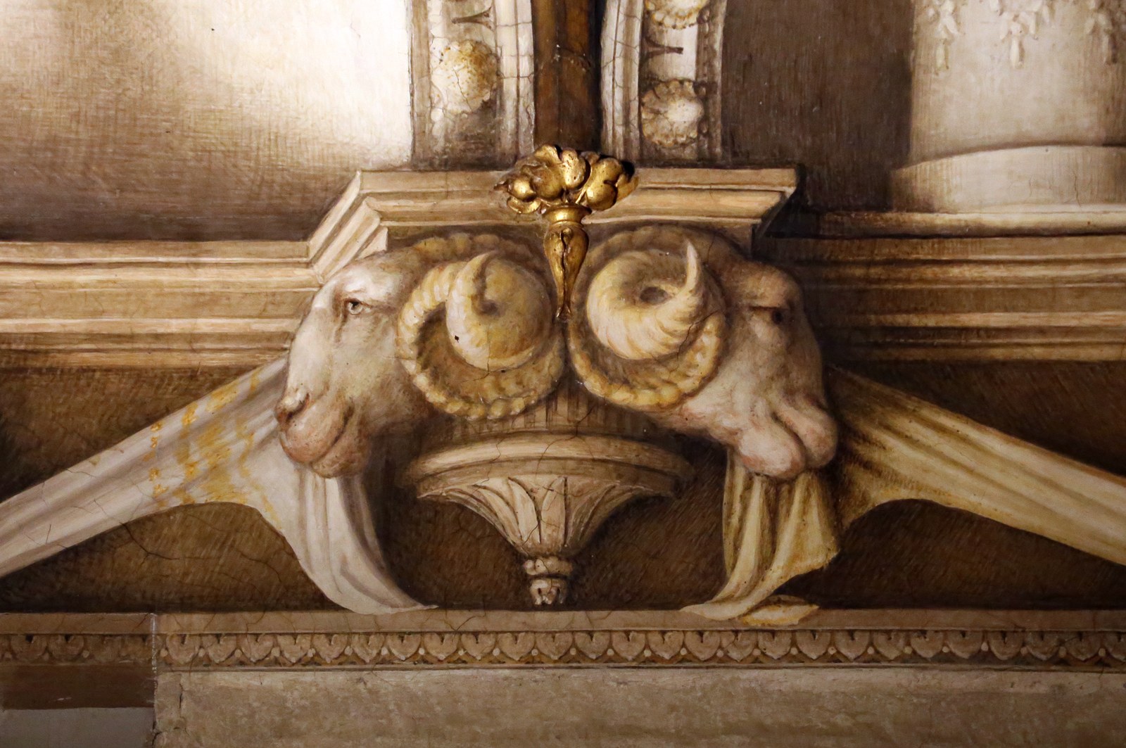 Correggio, camera di san paolo, 1518-19, fregio con teste d'ariete, teli, stoviglie e suppellettili, 06