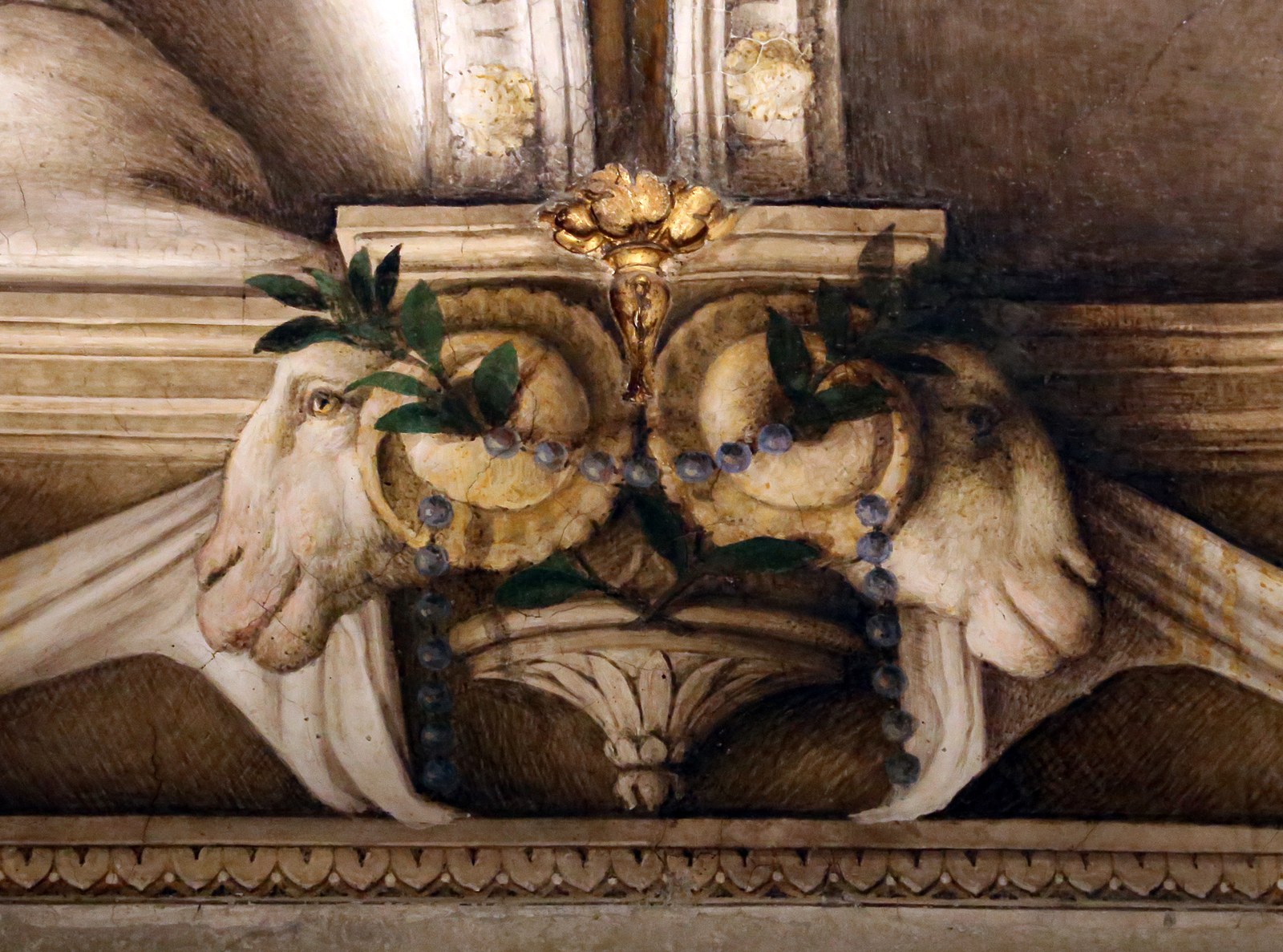 Correggio, camera di san paolo, 1518-19, fregio con teste d'ariete, teli, stoviglie e suppellettili, 07