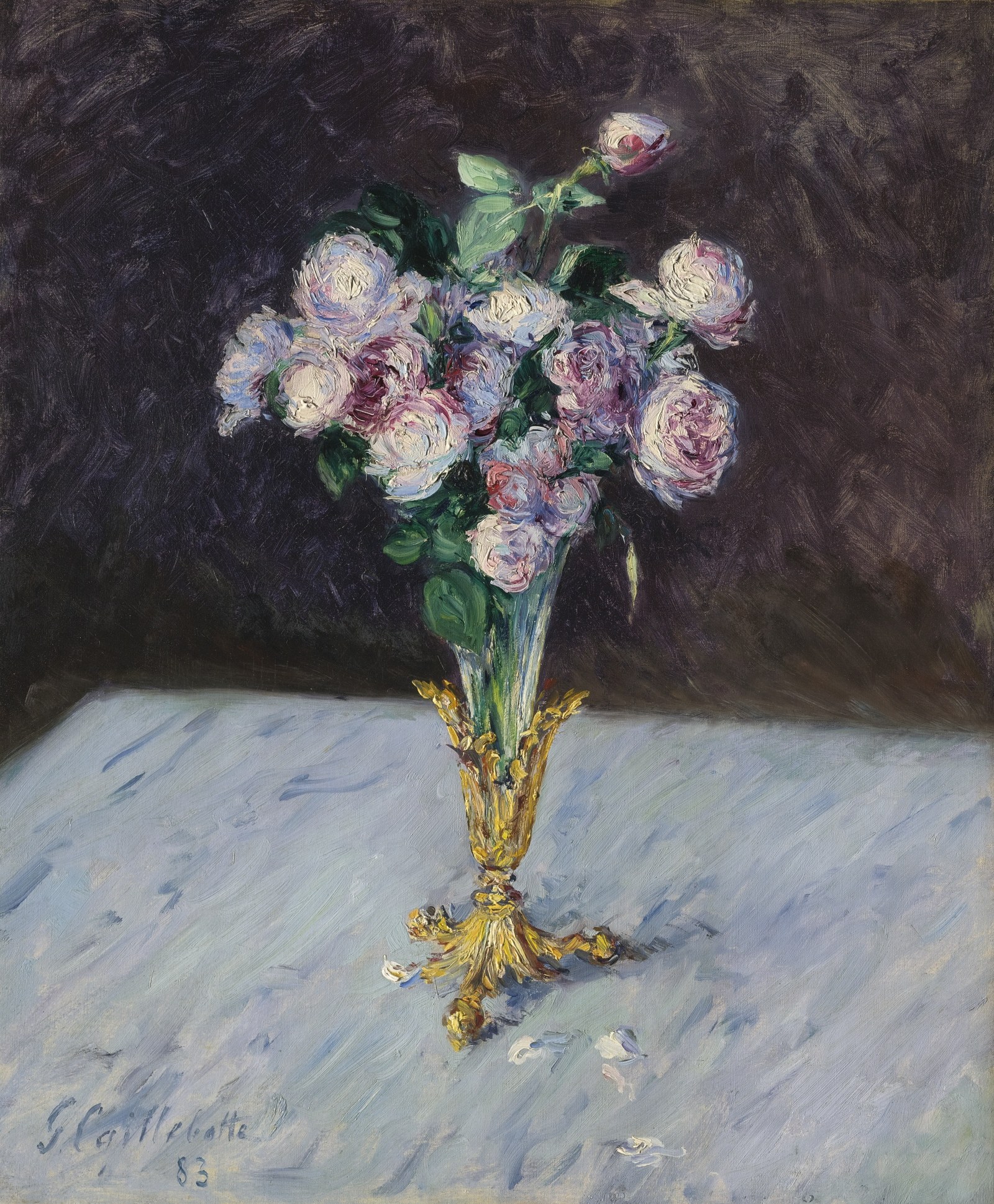 bouquet of roses in a cristal vase