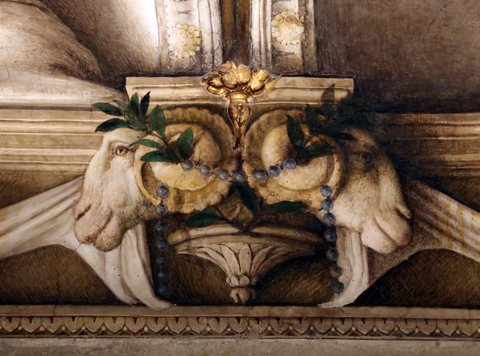 Correggio, camera di san paolo, 1518-19, fregio con teste d'ariete, teli, stoviglie e suppellettili, 07